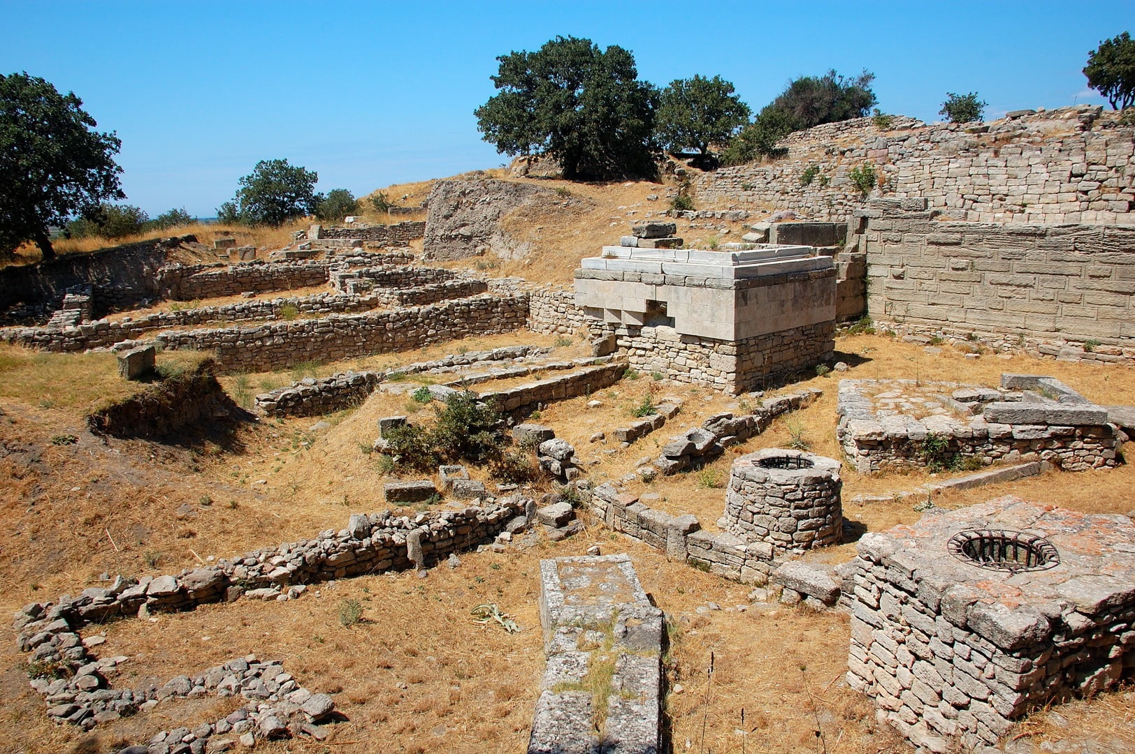 One of the richest cities of the ancient times and among the worldwide popular tourist attractions, Troy is located in the heart of nature in Çanakkale province. The ancient city of Troy was founded 5000 years ago and is now inscribed on the UNESCO World Heritage List.